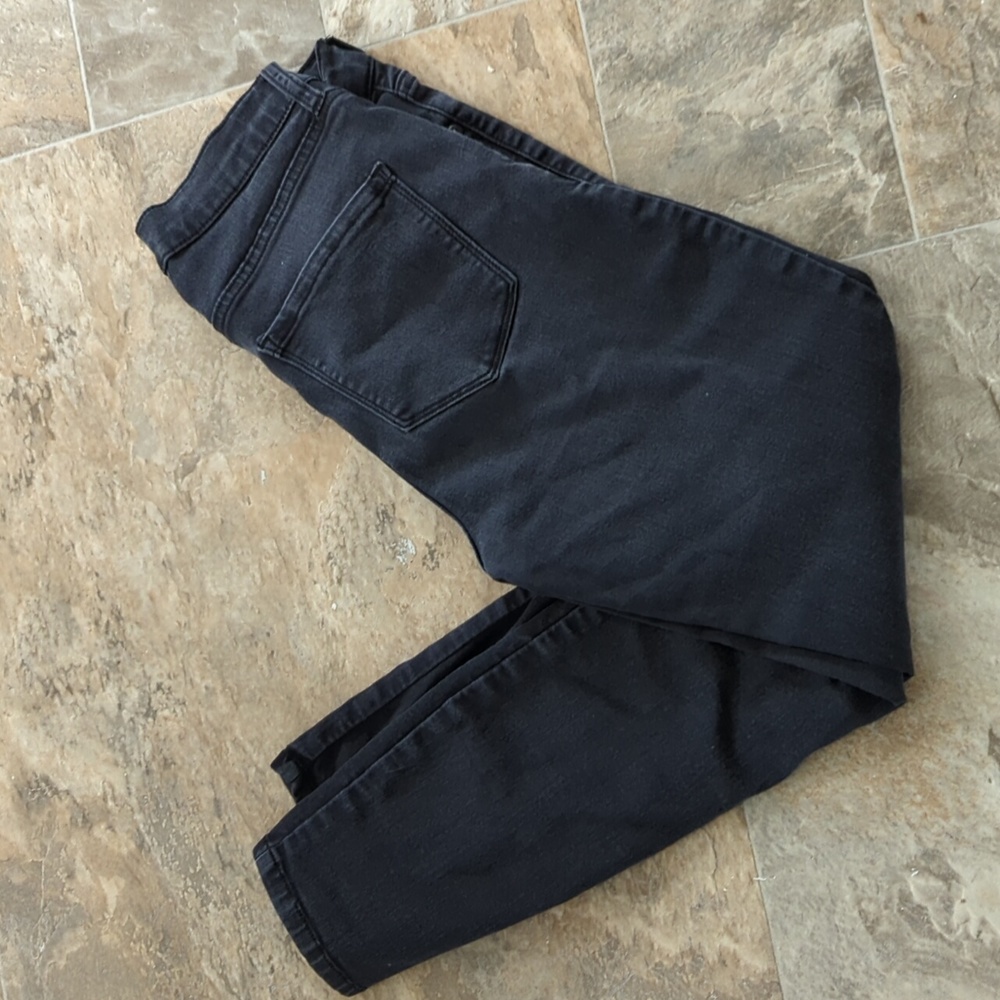 Size 7 distressed black jean